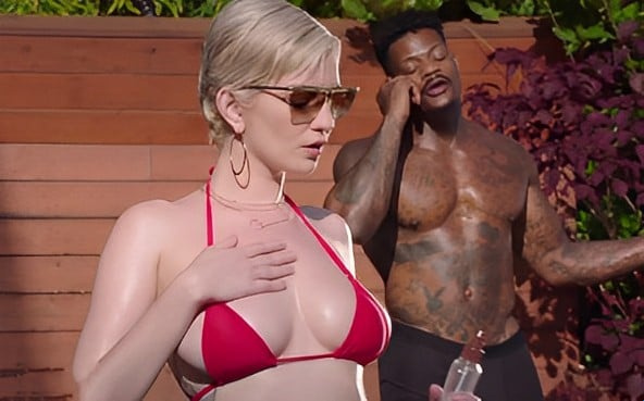 Enquanto toma banho e faz sexo com o namorado negro