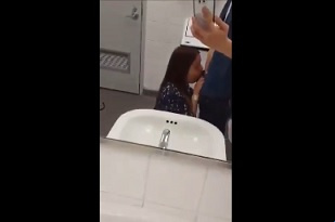 O canto aproveita garotas lindas para chupar pau em todos os lugares