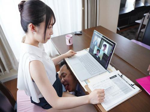 A chefe Mai Shiomi está satisfeita com seus funcionários A chefe Mai Shiomi está satisfeita com seus funcionários