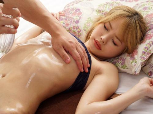 Kakak laki-lakinya pergi untuk dipijat dan bertemu dengan saudara perempuannya yang sedang bekerja Kakak laki-lakinya pergi untuk dipijat dan bertemu dengan saudara perempuannya yang sedang bekerja